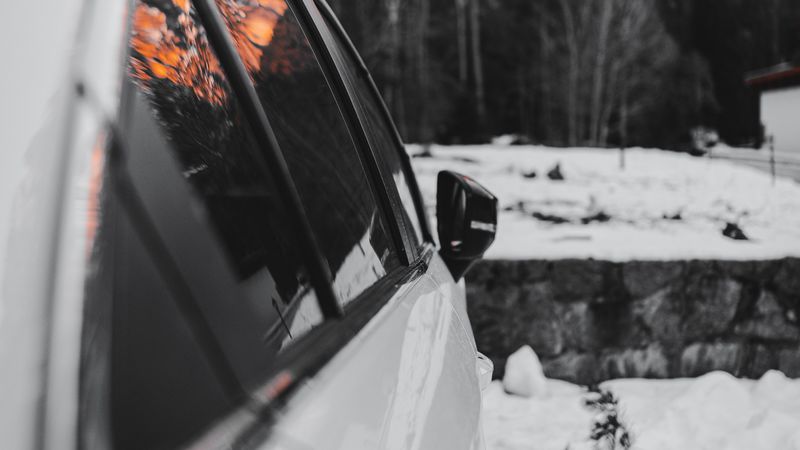 白色冬日自然汽车 4K壁纸