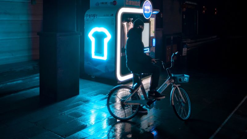 深夜城市街头的单车壁纸