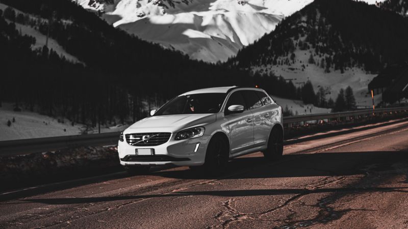 绝美雪山公路跑车壁纸