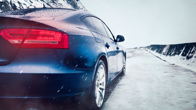 汽车 雪花 车灯 动态画面 4K高清壁纸