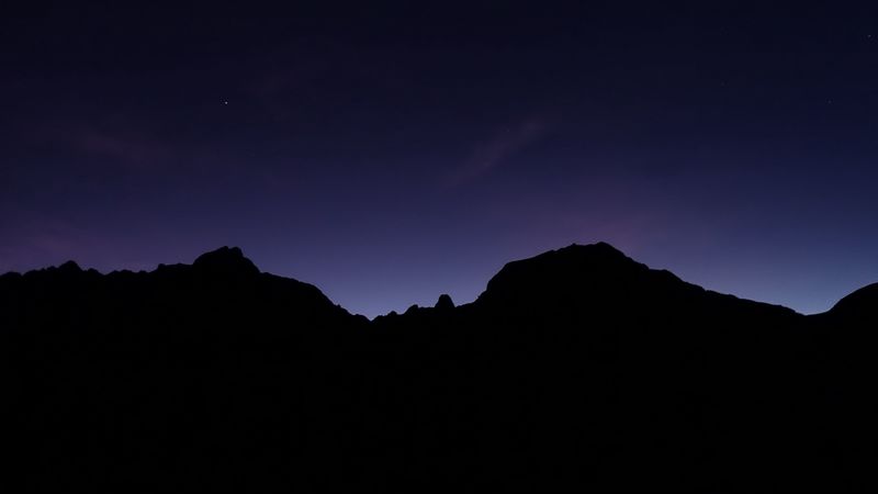 绝美暗夜山野壁纸 氛围感拉满
