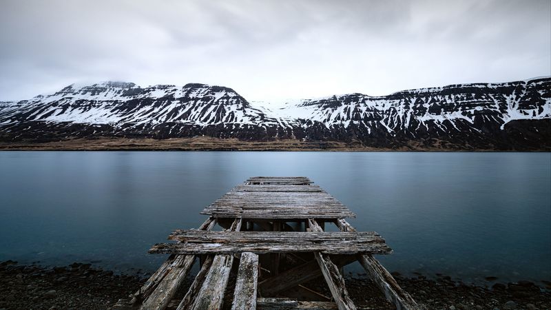 绝美的湖岸栈桥雪山风景4K壁纸