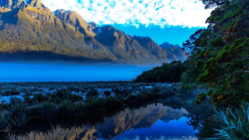 绝美的山湖雾景壁纸 每一帧都像打翻的油画盘