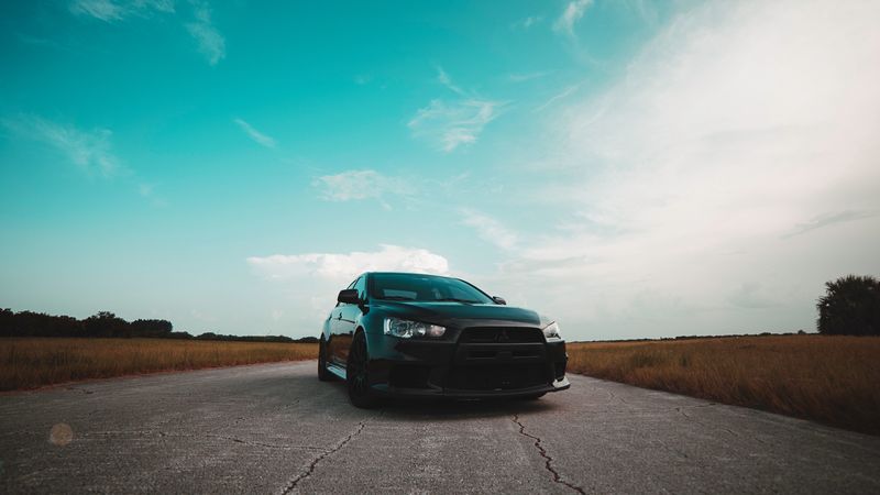 三菱改装跑车沥青路面4K壁纸