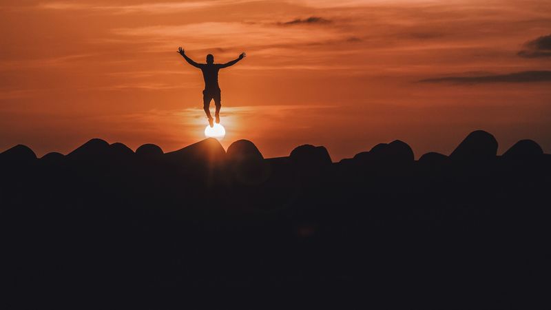 绝美金句！日落山峦跳跃剪影4K壁纸合集