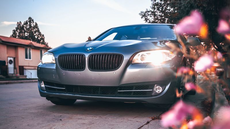 这款宝马535灰车前脸4K壁纸 帅炸了