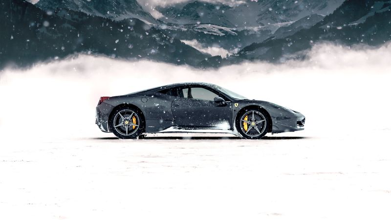 冬日雪山旁的灰色法拉利458 Italia 4K壁纸