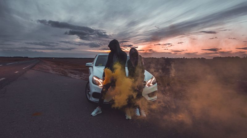 情侣烟雾跑车壁纸