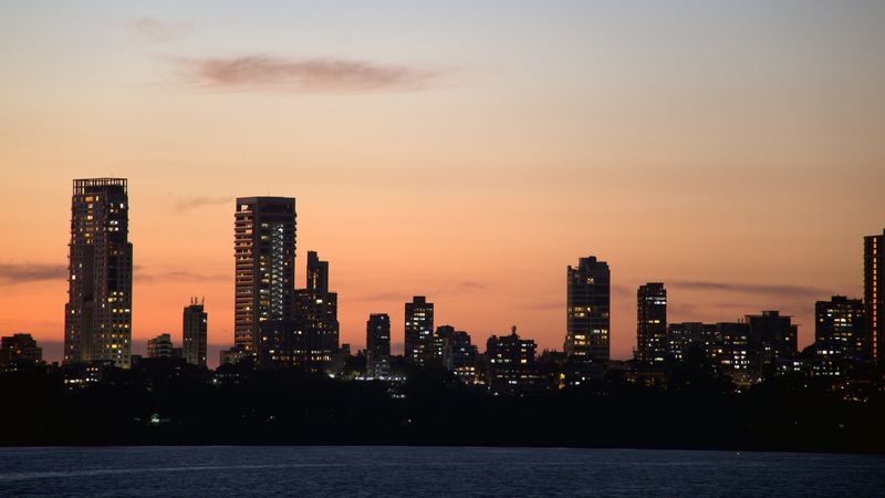 绝美傍晚摩天大楼水景壁纸