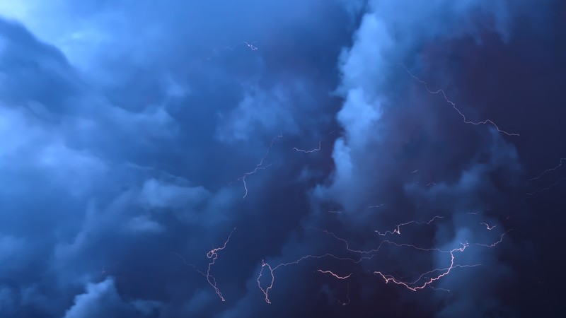 雷电交加的震撼自然壁纸