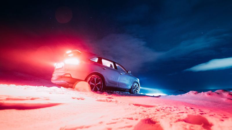 汽车·深夜雪景星空 4K超清壁纸