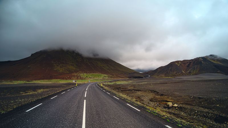 云雾山间公路标线 4K高清壁纸