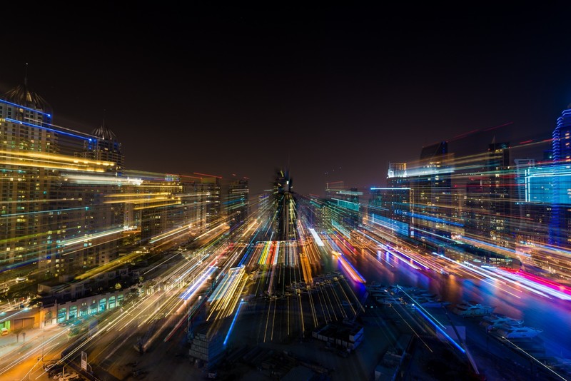拍出来的城市光轨壁纸，每帧都藏着夜街的流动浪漫