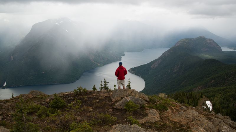 男子俯瞰河谷山川 绝美4K高清壁纸