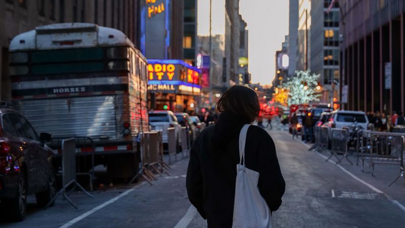 一个人在雾城街头的孤独时刻 4K壁纸