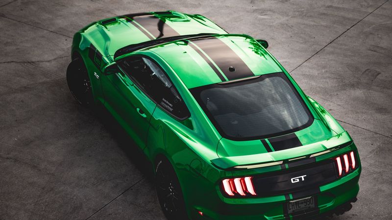 绿色福特Mustang GT跑车航拍4K壁纸