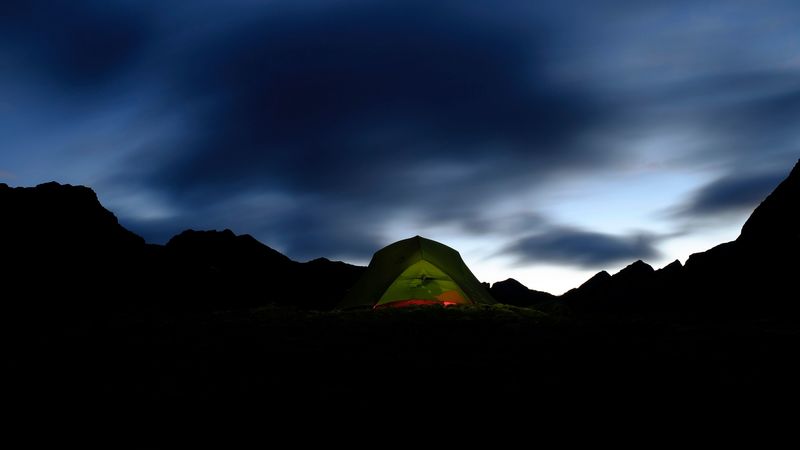 深夜山野暗夜帐篷露营 4K超清壁纸