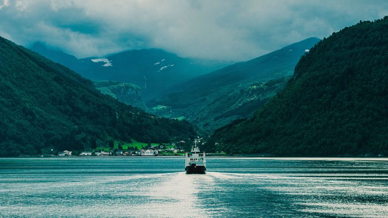 绝美山海雾航4K壁纸