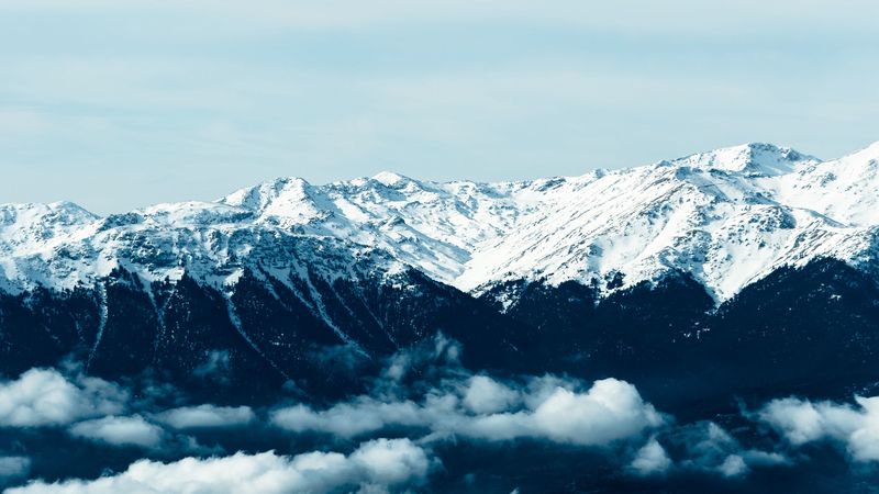 绝美雾中雪山峰4K壁纸
