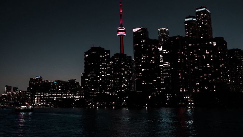 深夜都市水岸暗黑建筑群 4K超清壁纸