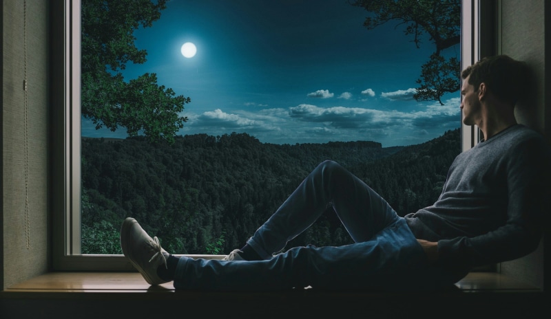 小伙独处森林放空治愈壁纸