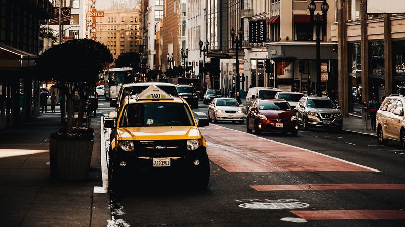 街头出租车与城市建筑4K壁纸
