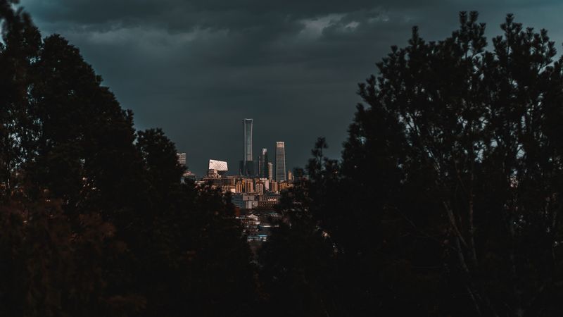 暗调都市天际线4K高清壁纸