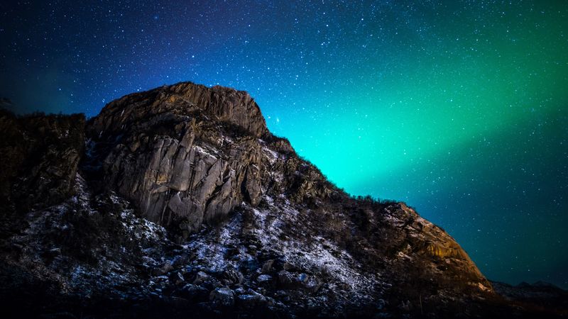 绝美雪山极光壁纸！把整个银河星空搬进手机桌面