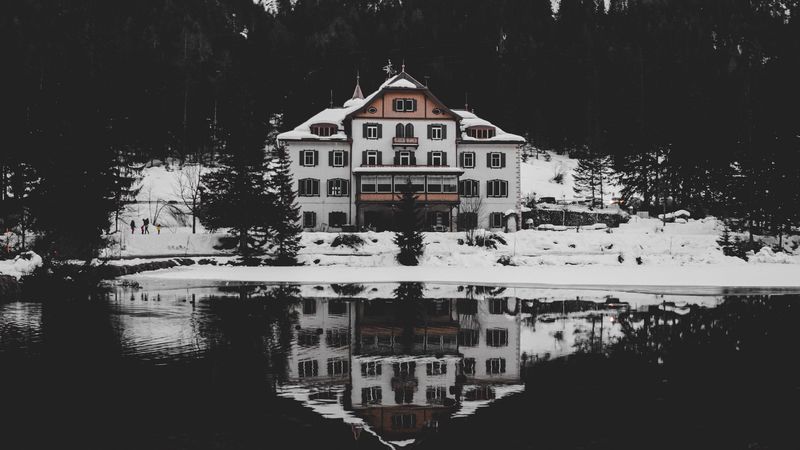 山间湖畔小屋绝美倒影壁纸