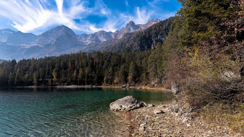湖边石林山景4K壁纸合集