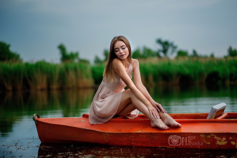 河边芦苇旁的裸足模特壁纸合集