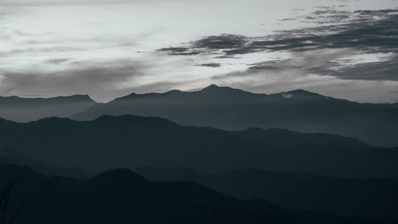 黄昏雾锁山峦 氛围感拉满的4K暗黑风景壁纸