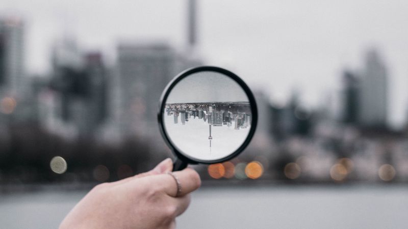 4K超清壁纸合集：放大镜手、城市虚焦等氛围感壁纸