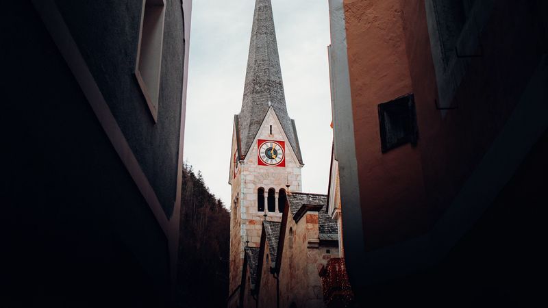 绝美4K建筑壁纸合集：教堂尖塔与赛博都市