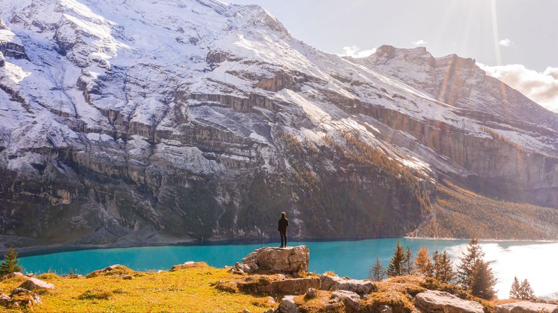4K超清壁纸｜独处山水间的孤独旅人
