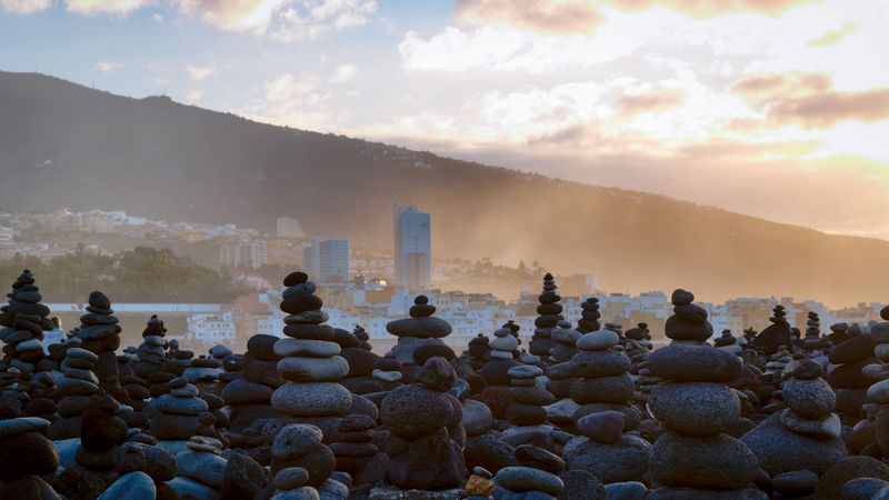 4K高清壁纸分享：被雾霭缠绕的山城山景