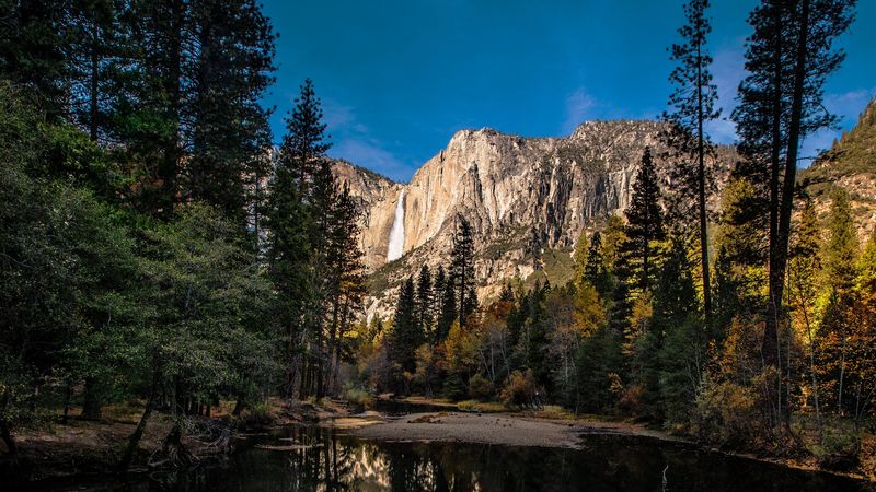 绝美湖岸岩石风光 4K高清壁纸