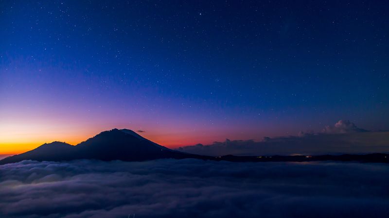 绝美4K壁纸！星河漫过山巅的梦幻夜晚