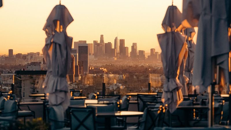 城市露台全景建筑4K高清壁纸