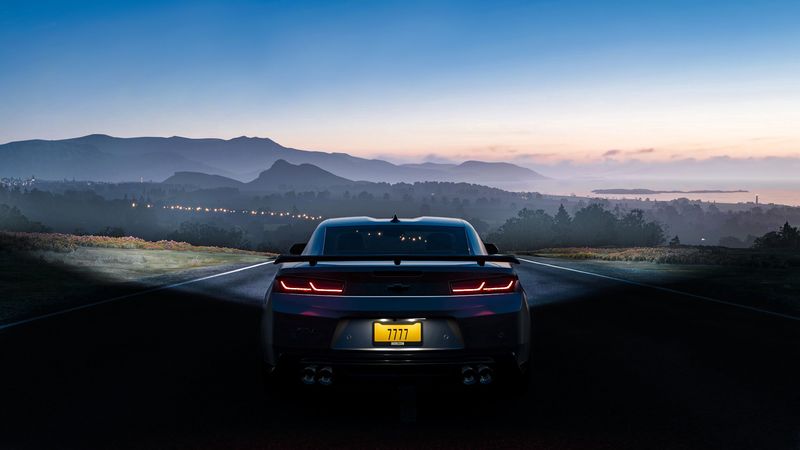 暮色里的车路海景4K壁纸