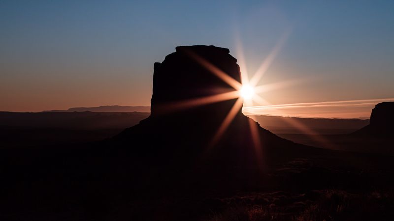 4K超清壁纸！氛围感拉满的暗黑落日岩石景观