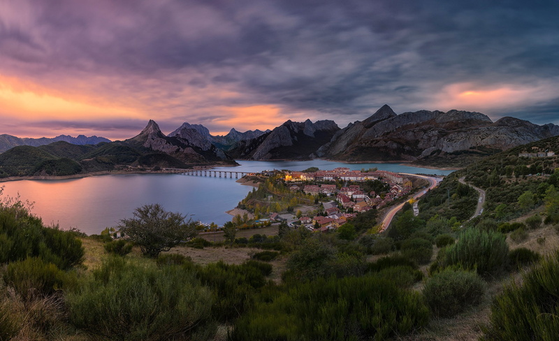 西班牙莱昂省埃斯拉河畔小镇美景 坎塔布里亚山脉绝美风光 白狮幼崽高清素材