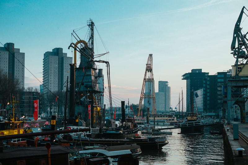 鹿特丹港工业建筑高清壁纸：码头、货轮与海港风貌