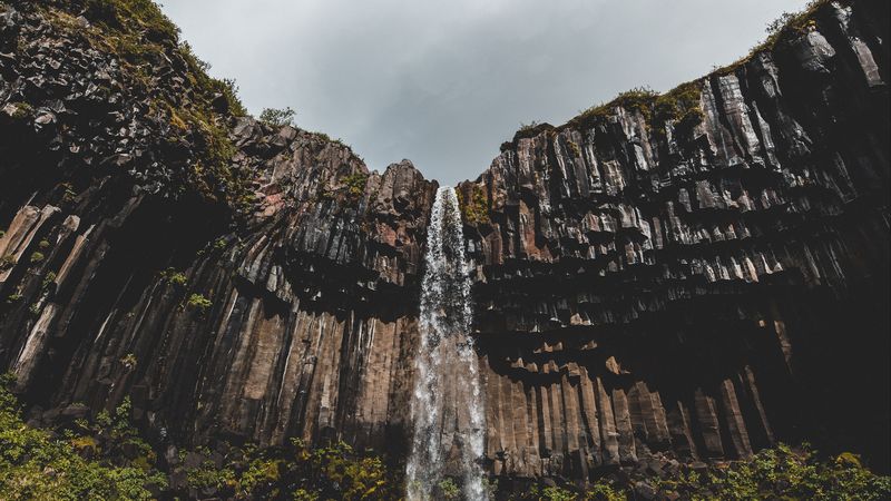 绝美瀑布崖石水景壁纸