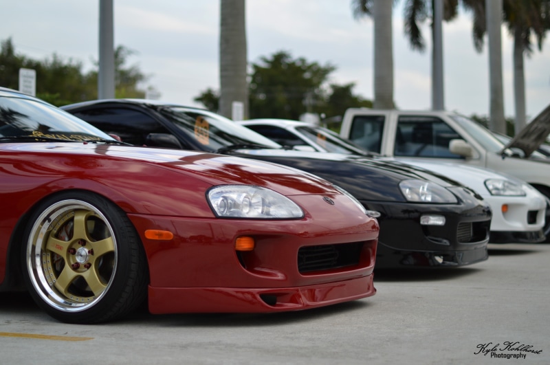 街头亮眼红色敞篷丰田Supra 5K高清壁纸