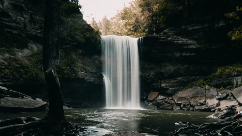 暗黑风瀑布奇石景观 4K超清壁纸
