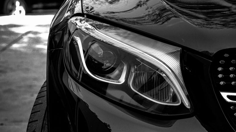 黑色跑车前脸高清壁纸