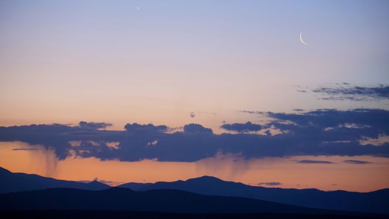 绝美暮景壁纸 群山、流云、新月、暮光、夜色、山水风光、4K高清壁纸