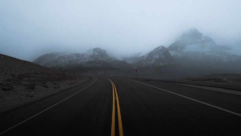 山间雾中路转4K高清壁纸合集