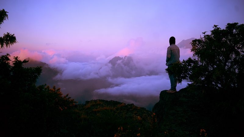 山顶雾中人 4K高清壁纸